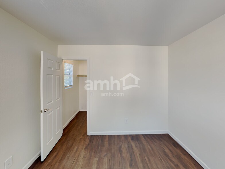 Building Photo - 1108 E Parkview Ct