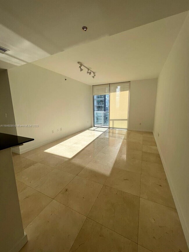 Building Photo - 1060 Brickell Ave
