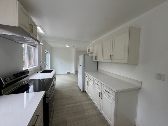 Building Photo - Newly renovated 4 bed 1 bath home in Burien