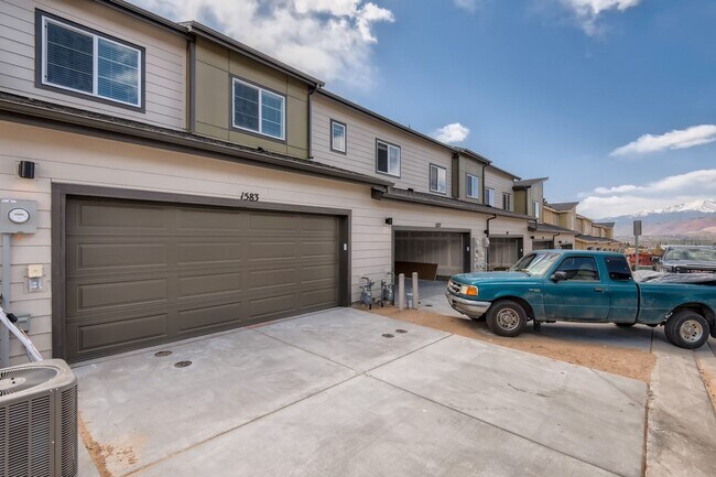 Building Photo - Welcome to this 3 bed, 2 and half bath town-home in Briargate area
