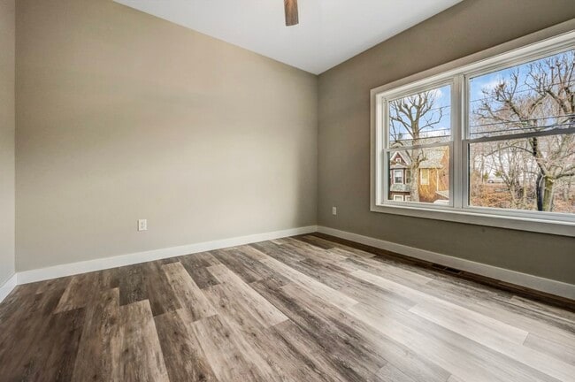 Building Photo - 702 E Elm St