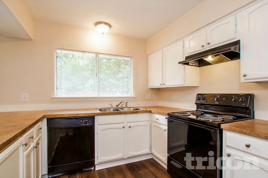 Building Photo - 8610 Pine Shores Dr