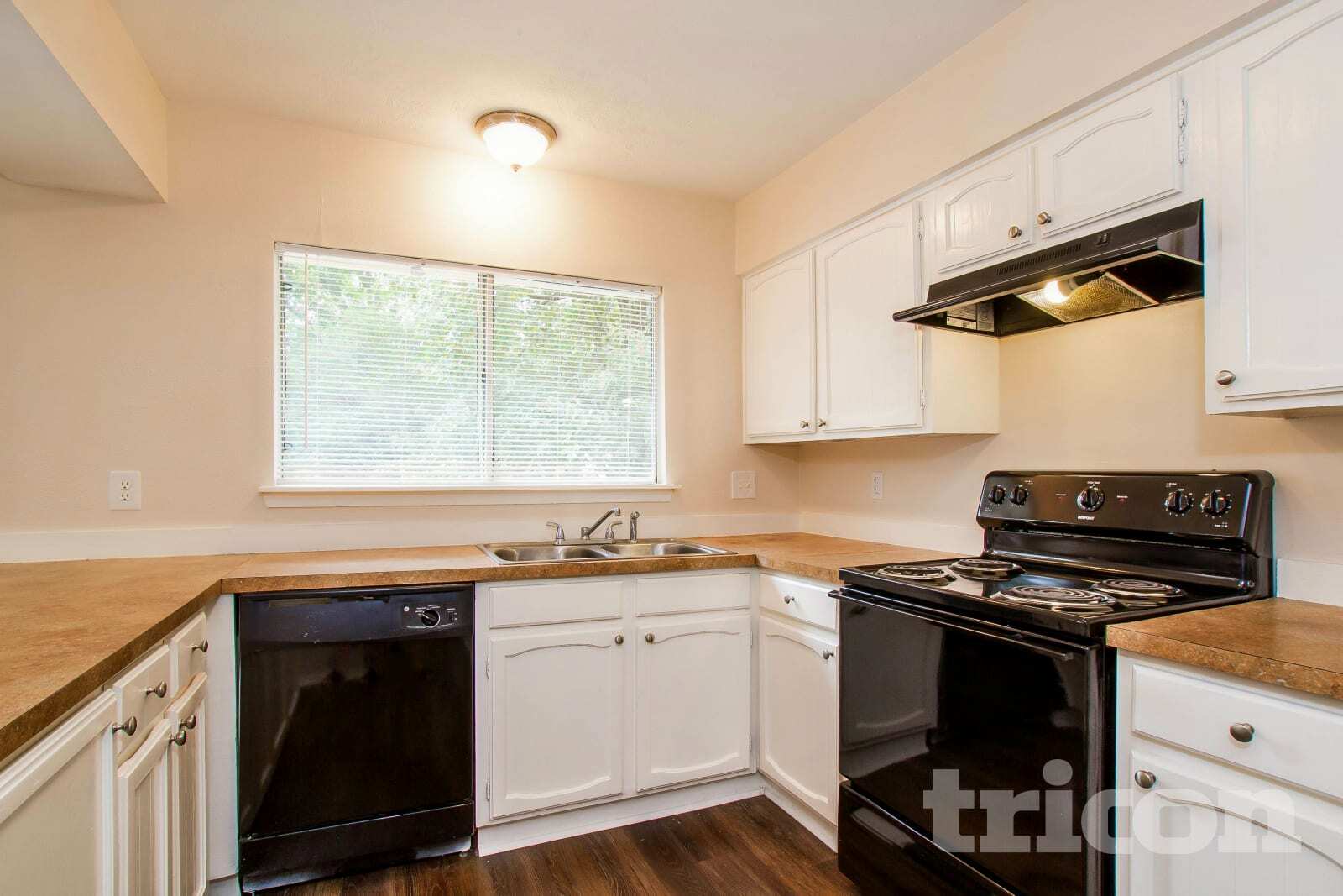 Building Photo - 8610 Pine Shores Dr