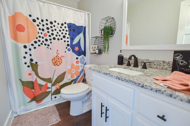 Building Photo - Pet Friendly Three Bedroom!