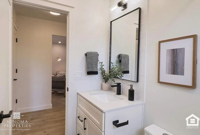 Building Photo - ***PRICE REDUCTION***  Modern Upstairs 2-B...