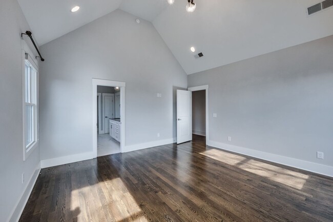 Building Photo - Lovely 3BE/3modern farmhouse is a sheer de...