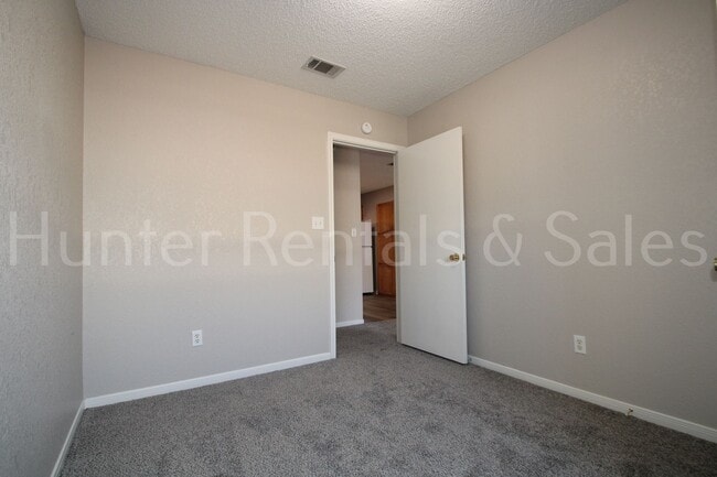 Building Photo - Delightful Duplex!