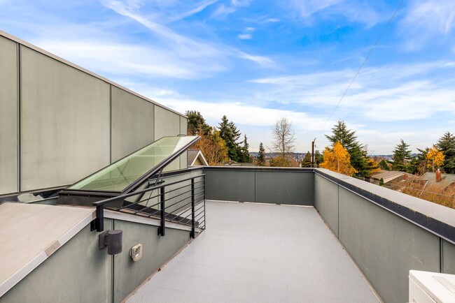 Building Photo - Ballard 2 Bedroom Townhome - End Unit with...