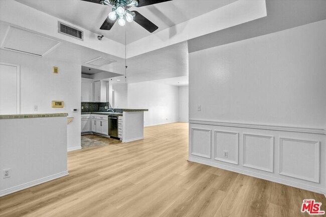 Building Photo - 2222 Beachwood Dr