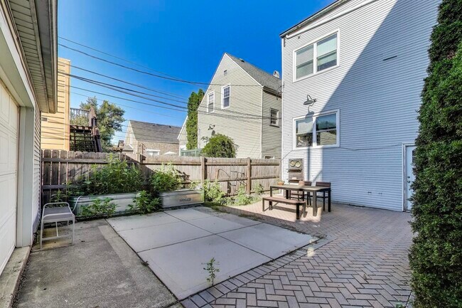 Building Photo - 2704 N Sacramento Ave
