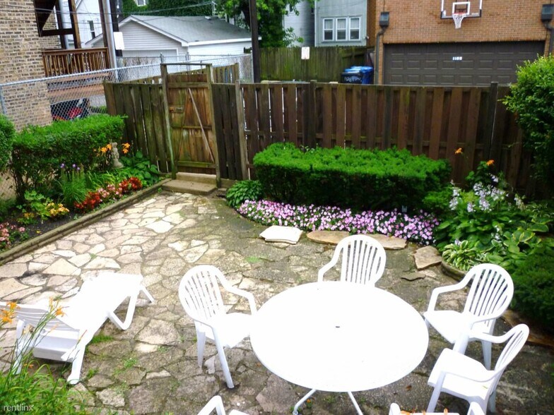 Building Photo - 1129 W Oakdale Ave