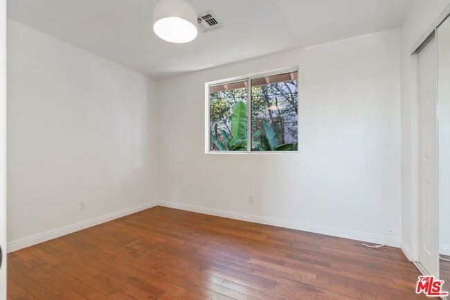 Building Photo - 4006 1/2 Sunset Dr
