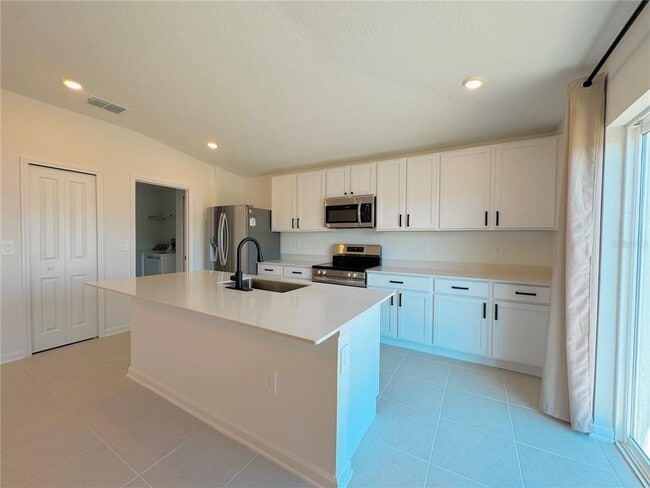 Building Photo - 1922 Sarah Street