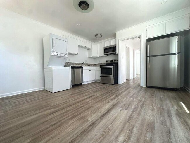Building Photo - 1556 S Beverly Glen Blvd