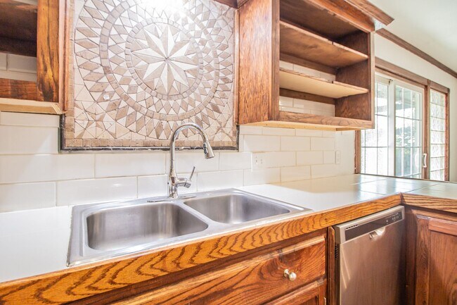 Building Photo - Spacious & Updated 4/2