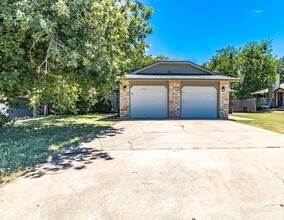 Building Photo - 701 Country Aire Dr