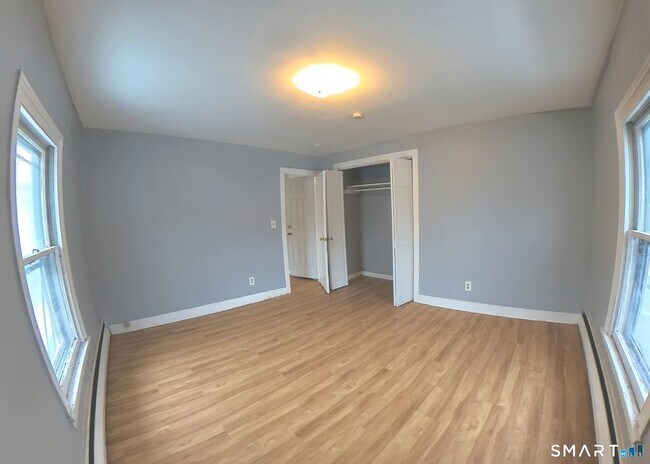 Building Photo - 21 Young St