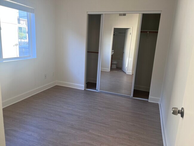 bedroom 2 - 14907 Moorpark St