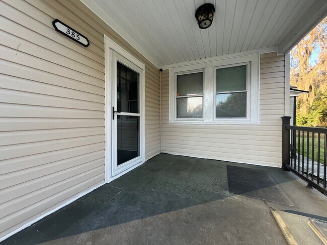 Building Photo - Southern Charm