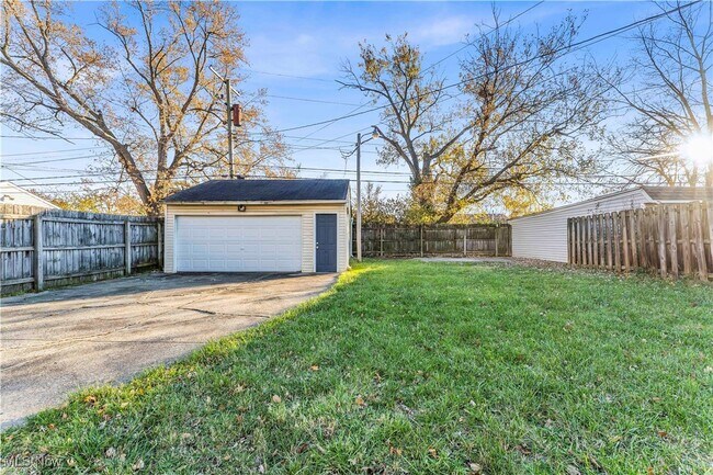 Building Photo - 13813 Leroy Ave