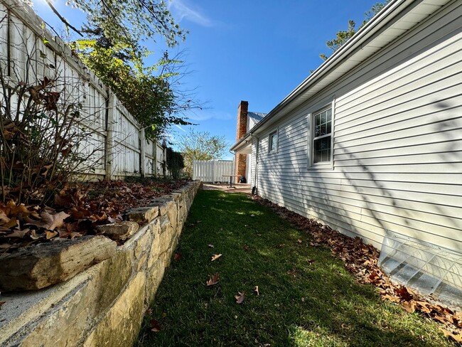 Building Photo - Historic Downtown Blacksburg Home