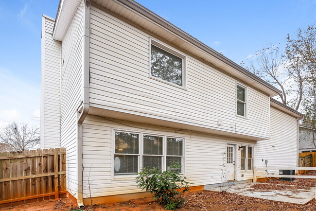 Building Photo - 460 Heathgate Dr SW