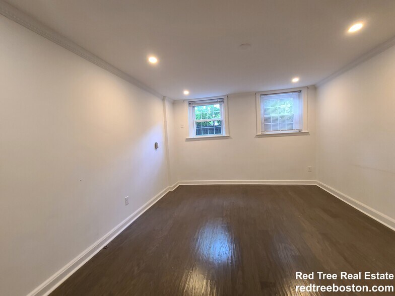 Building Photo - 67 Wyman St