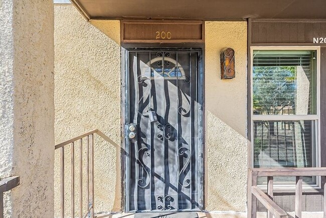 Building Photo - Spacious Upper-Level Retreat Minutes from TMC & St. Joseph’s