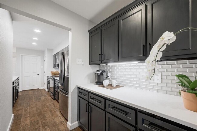 Building Photo - 4002 Ridgeline Dr
