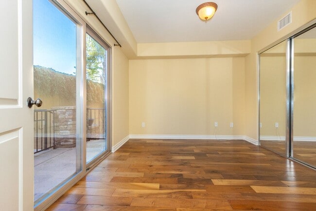 Building Photo - Beautiful 3 br/3.5ba Townhome in Pacific Beach Just Blocks to Crown Point Shores!