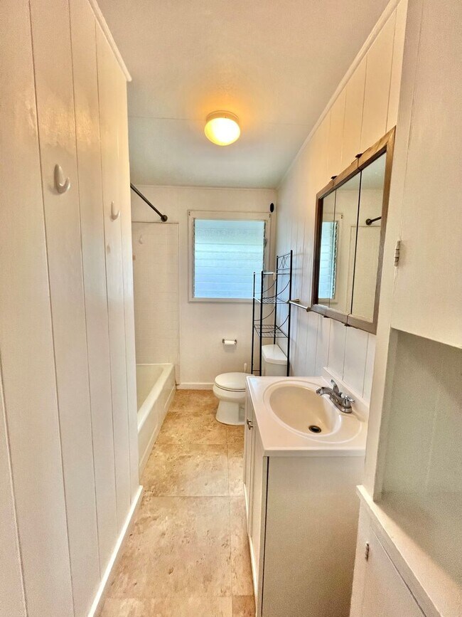 Building Photo - Bright and Breezy Manoa Living. Spacious 3...