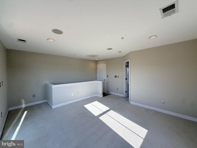 Building Photo - 4560 Longfellow St