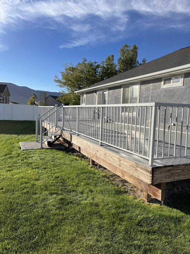 Building Photo - 1517 Falcon Ln