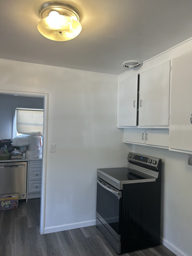 Building Photo - 1301 Higbee Dr