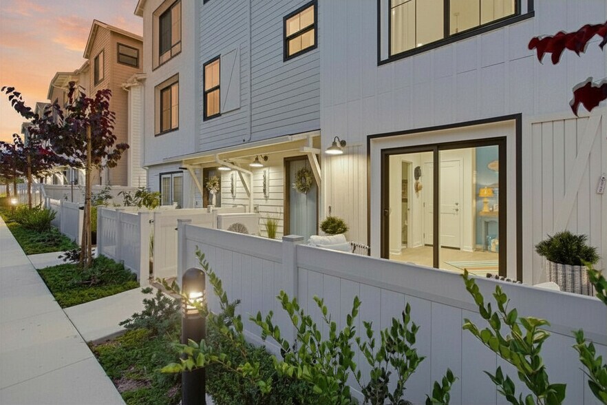 Building Photo - 2528 Delphinium Ln