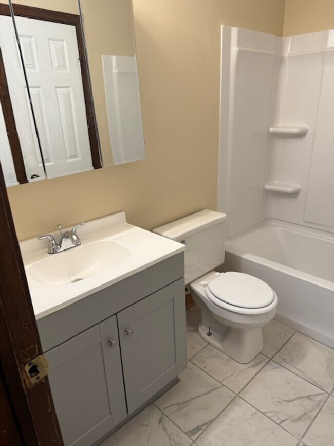 Building Photo - Three Bedroom 1.5 Bath Townhouse in Wester...