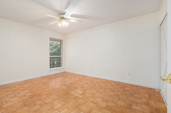 Building Photo - Experience comfortable city living in this...