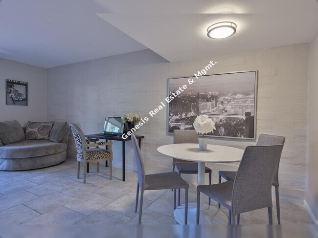 Building Photo - "Stylish 2-Bed 2. 5 Bath Condo”