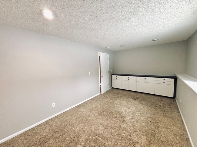 Building Photo - Stunning 4bed 2bath Home, With a Fully Fenced Yard.