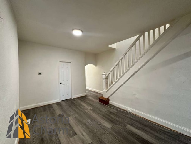 Building Photo - Flexible 4 Bedroom Layout with Fenced Backyard