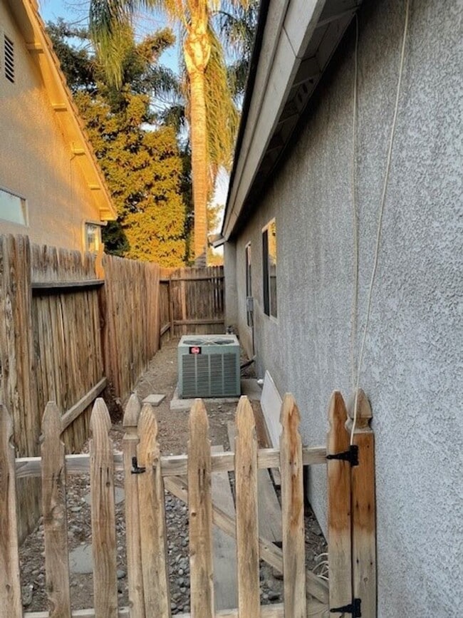Building Photo - 3025 Starside Dr