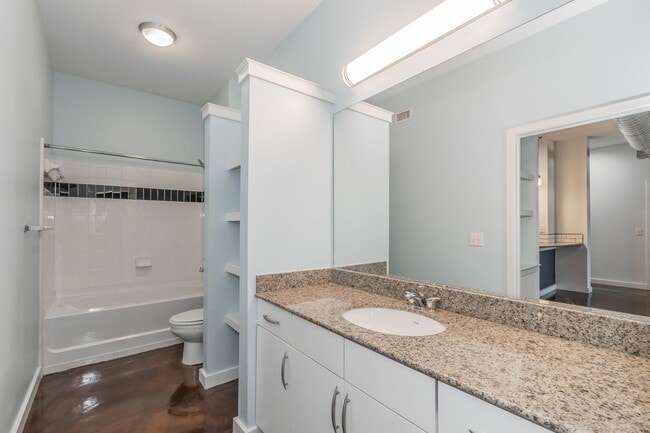 Building Photo - Texas & Pacific (T&P) Loft with stunning downtown views!