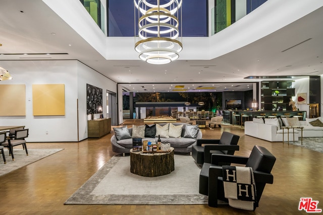 Building Photo - 809 N Rexford Dr