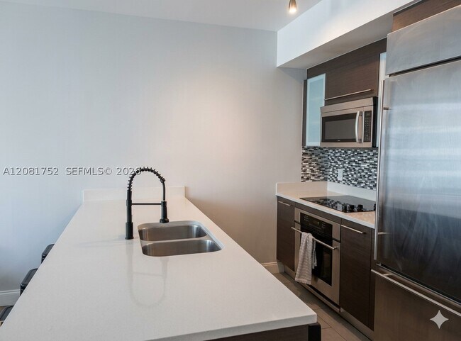 Building Photo - 500 Brickell Ave