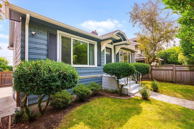 Building Photo - STUNNING, Bright Capital Hill Home