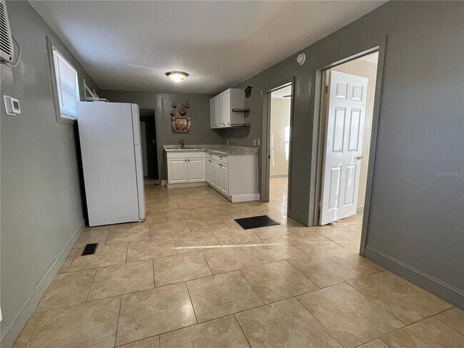 Building Photo - 301 W Lyman Ave