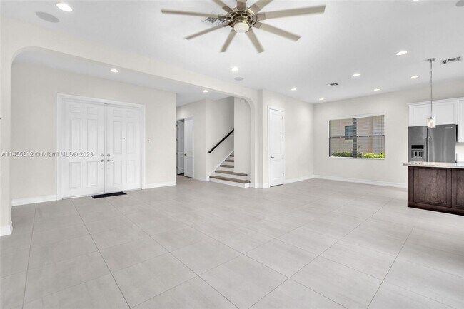 Building Photo - 855 SW 113th Ln