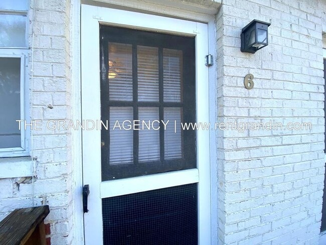 Building Photo - 2504 Longview Ave SW