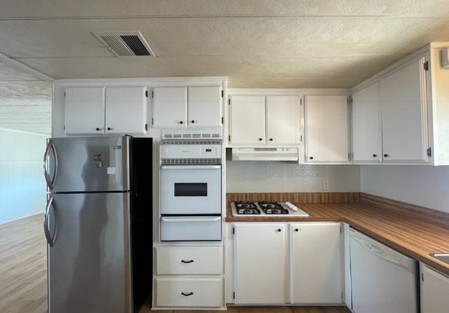 Building Photo - Three Bedroom Two Bathroom Home in Sierra ...