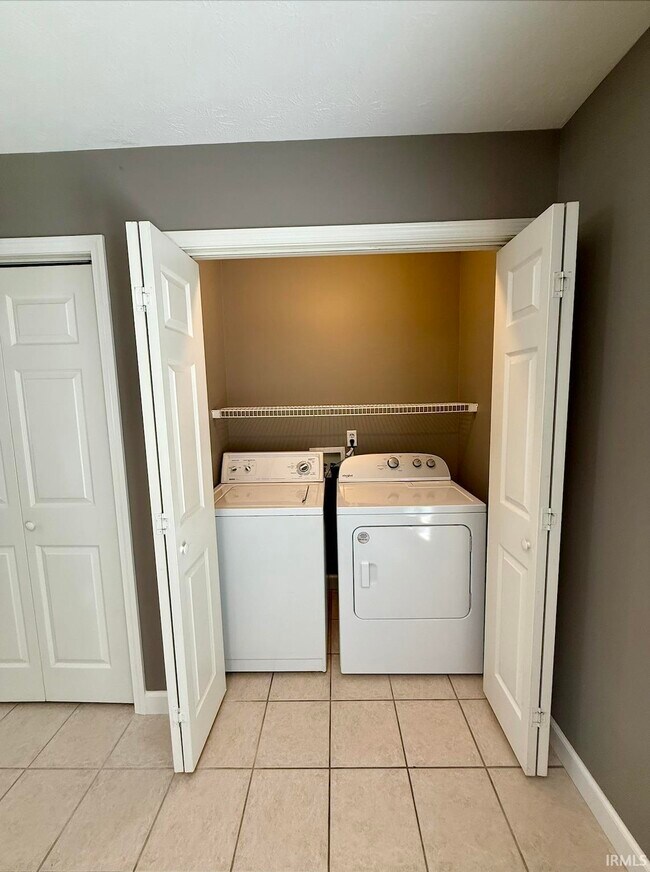 Building Photo - 3360 S Oaklawn Cir